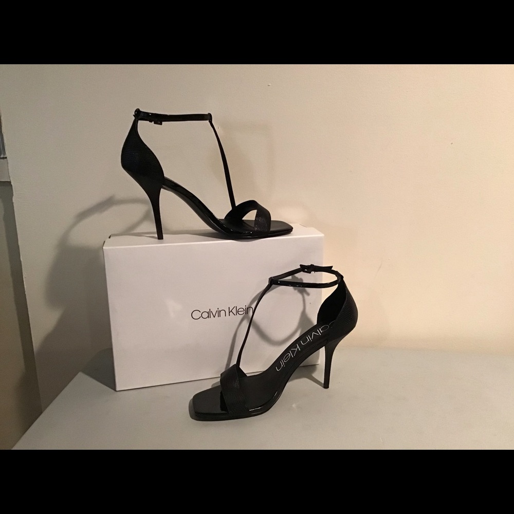 Calvin Klein - Picture 3 of 5